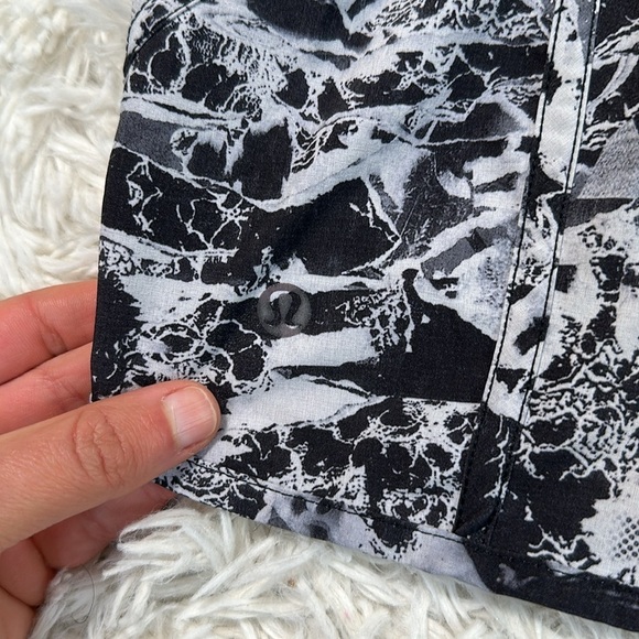 Lululemon Tracker Short V 4" Interlaced Alpine White Black / Black - Picture 4 of 6